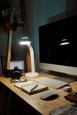 Karantina nedeniyle evden çalışan kişinin masasında açık planlayıcı