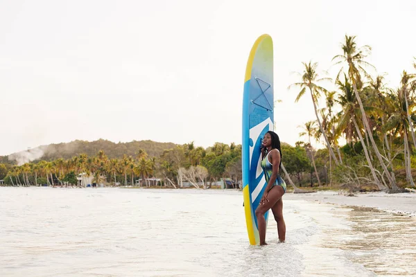 Attraente Giovani Forma Nero Donna Piedi Sulla Spiaggia Accanto Sup — Foto Stock