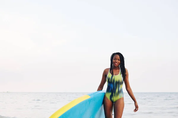 Happy Fit Jovem Mulher Negra Carregando Prancha Saindo Mar — Fotografia de Stock