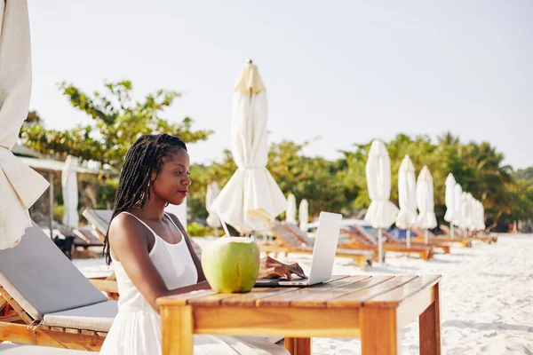 Hübsche Junge Frau Sitzt Tisch Sandstrand Genießt Frischen Kokoscocktail Und — Stockfoto