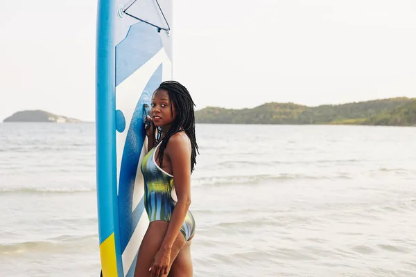 Jovem Mulher Negra Atraente Posando Com Prancha Surf Sup Praia — Fotografia de Stock