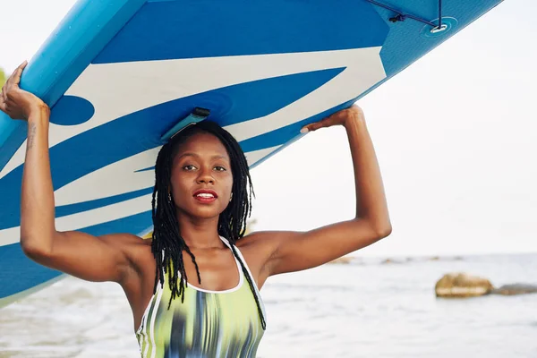 Jovem Sensual Atraente Carregando Prancha Surf Sobre Cabeça Sair Mar — Fotografia de Stock