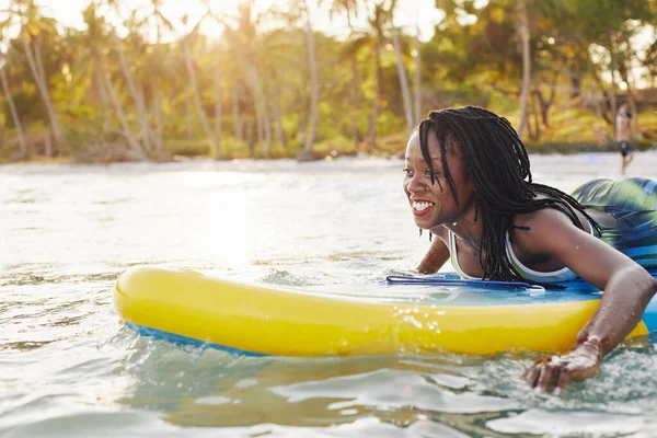 Radosna Podekscytowana Młoda Kobieta Surfująca Oceanie — Zdjęcie stockowe