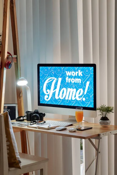 Work Home Inscription Computer Screen Photographer His Home Office — Stock Photo, Image