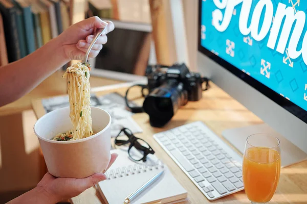 家庭で働く女性グラフィックデザイナーとパソコンの前でランチにラーメンスープを食べる — ストック写真
