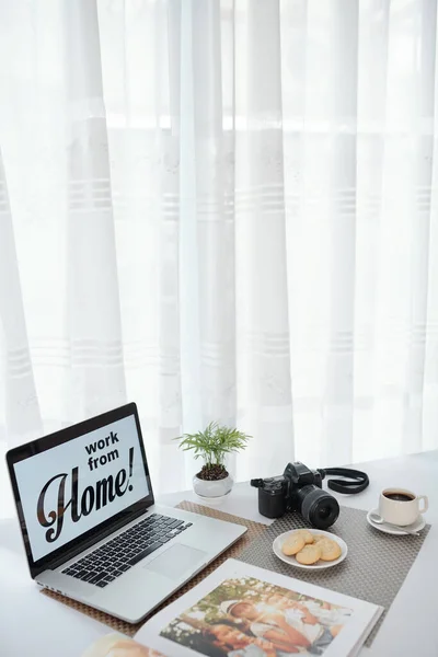 Work Home Advice Laptop Screen Photographer His Camera Homemade Cookies — Stock Photo, Image