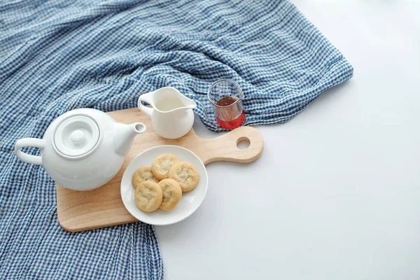 Tagliere Legno Con Teiera Tazza Piatto Biscotti Fatti Casa Prima — Foto Stock