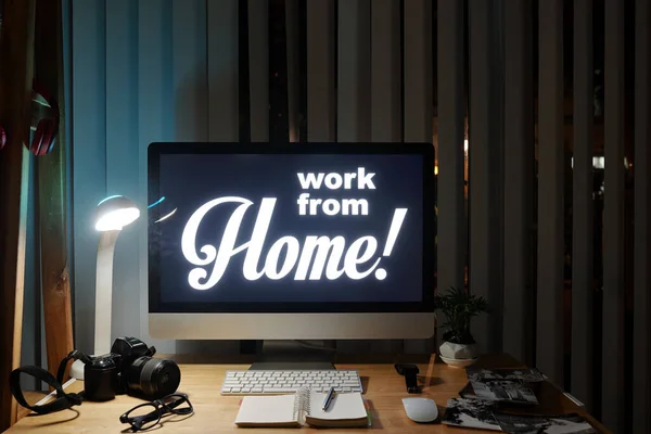 Świecący Monitor Komputerowy Napisem Domu Ciemnym Pokoju Osoby Pracującej Jego — Zdjęcie stockowe