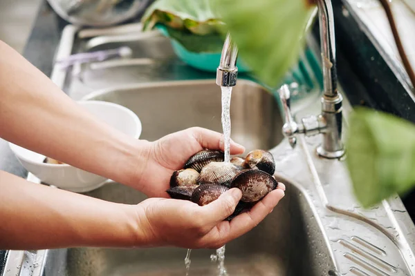 Nahaufnahme Einer Hausfrau Die Muscheln Unter Leitungswasser Der Küchenspüle Spült — Stockfoto