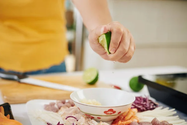 Hand Woman Squeezing Lime Juice Small Bowl Making Dressing Salad — Stock Photo, Image