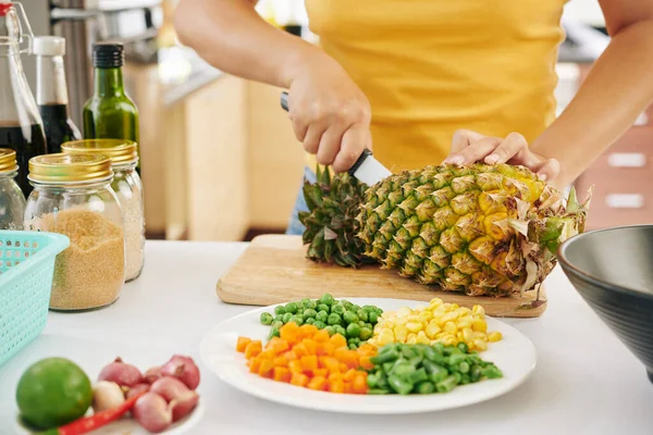 Taze Olgun Ananas Kesen Kilit Altında Yemek Pişirirken Lezzetli Yemekler — Stok fotoğraf