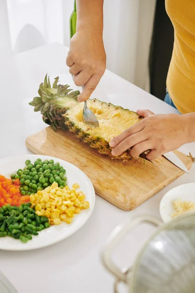 Žena Vyjímá Jádro Ananasu Stolní Lžičkou Při Vaření Zdravého Salátu — Stock fotografie