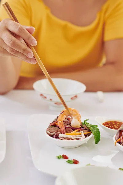 새우와 맛있는 샐러드를 여자와 입맛을 돋우는 음식으로 집에서 드레싱 — 스톡 사진