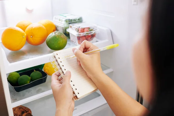 Frau Checkt Kühlschrank Und Macht Einkaufsliste Bevor Sie Zum Supermarkt — Stockfoto