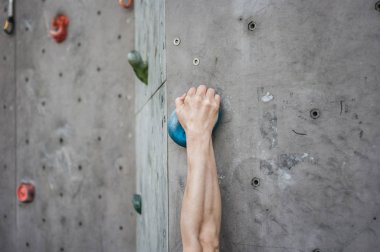Kas dağcı el duvar kavrama yakın çekim tırmanma bouldering