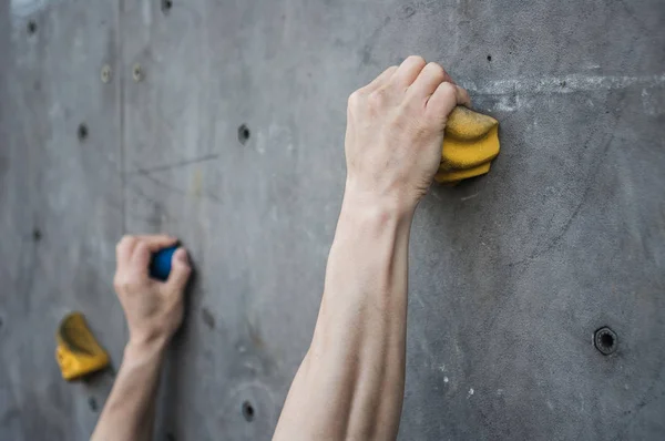 Primer Plano Asiático Masculino Escalada Foco Manos —  Fotos de Stock