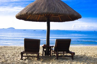 Saman şemsiye ve plaj yaz tatili sandalyede