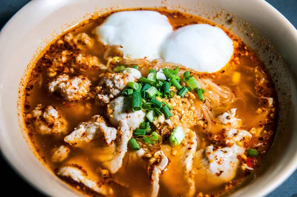 Şehriye çorbası Tom Yum yumurta