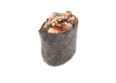 Baharatlı soslu ve yılan balıklı Gunkan suşisi. Beyaz arkaplanda.