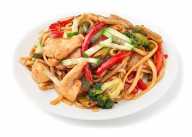 Buğday eriştesi - tavuk, yeşil soğan, yeşil fasulye, paprika, brokoli, salatalık ve unagi soslu udon. Beyaz bir tabakta. Beyaz arka plan. İzole et.