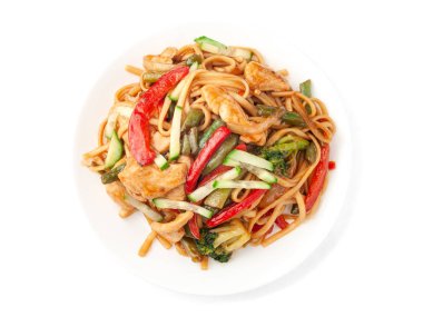 Buğday eriştesi - tavuk, yeşil soğan, yeşil fasulye, paprika, brokoli, salatalık ve unagi soslu udon. Beyaz bir tabakta. Beyaz arka plan. Görünümü Yukarıdan Ayır.