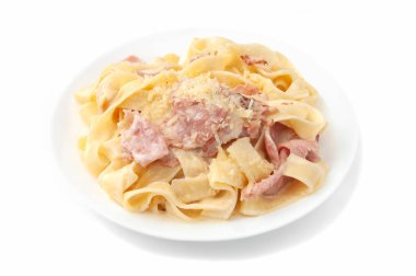 Carbonara ezmesi. Krema soslu, pastırmalı, jambonlu, parmesanlı ve yumurtalı. Beyaz bir tabakta. Beyaz arka plan. İzole edilmiş.