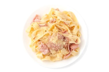 Carbonara ezmesi. Krema soslu, pastırmalı, jambonlu, parmesanlı ve yumurtalı. Beyaz bir tabakta. Beyaz arka plan. İzole edilmiş.