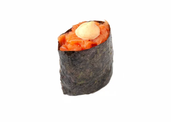 Gunkan sushi z pikantnym sosem i łososiem. Na białym tle — Zdjęcie stockowe
