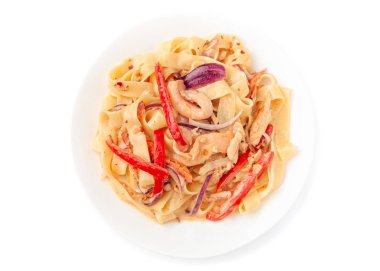 Tagliatelle makarnası. Kremalı sos, somon filetosu, kırmızı soğan, mozzarella peyniri, dolmalık biber ve parmesan peyniri. Beyaz bir tabakta. Beyaz arka plan. İzole edilmiş. Yukarıdan görüntüle.