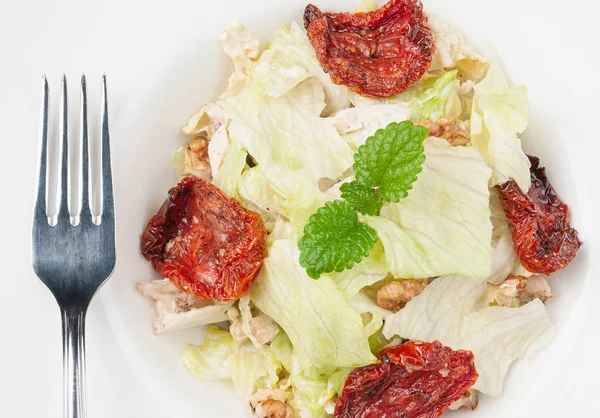 Salada com tomates secos ao sol, repolho de Pequim, nozes e queijo parmesão. Num prato branco. Perto da tomada. Close-up. Macro . — Fotografia de Stock