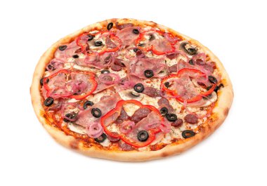 Taze mantarlı pizza, sosis, zeytin, kırmızı dolma biber, soğan, mozzarella peyniri, jambon. Beyaz arka plan. İzole edilmiş. Yakın plan.