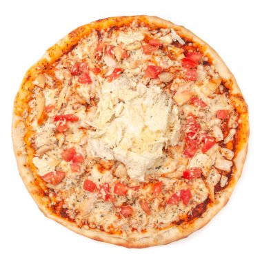 - Pizza. Mozzarella peyniri, füme tavuk fileto, domates dilimleri, Pekin lahanası ve Sezar sosuyla. Yukarıdan bak. Beyaz arka plan. İzole edilmiş.