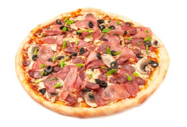 - Pizza. Salamlı, jambonlu, sosisli, mantarlı. Mozzarella peyniri, zeytin ve yeşil soğan. Beyaz arka plan. İzole edilmiş. Yakın plan..