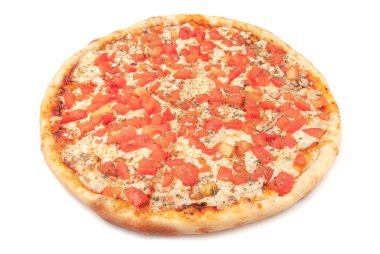 - Pizza. Parmesan, mozzarella, domates dilimleri ve kekliklerle. Beyaz arka plan. İzole edilmiş. Yakın plan..