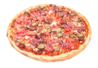 - Pizza. Salam, kobaska, domates dilimleri, salatalık turşusu, kırmızı soğan ve mozzarella peyniri ile. Beyaz arka plan. İzole edilmiş. Yakın plan..