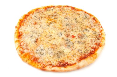 Dört peynirli pizza. Mozzarella, Gouda, Parmesan ve Dor Blue. Beyaz arka plan. İzole edilmiş. Yakın plan..