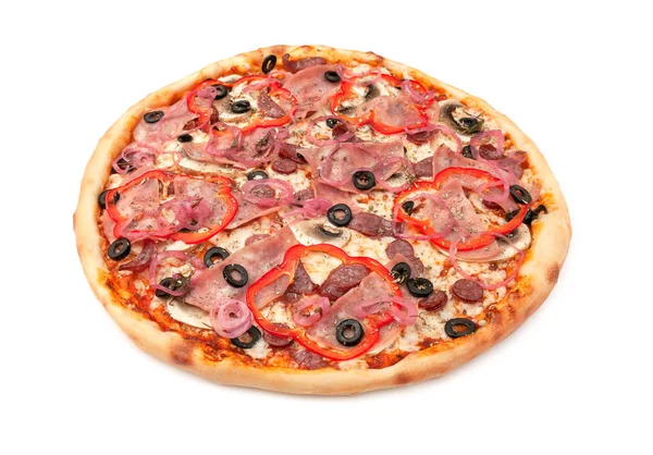 Pizza com cogumelos frescos, salsichas de caça, azeitonas, pimentas vermelhas, cebolas, queijo mussarela, presunto. Fundo branco. Isolado. Close-up — Fotografia de Stock