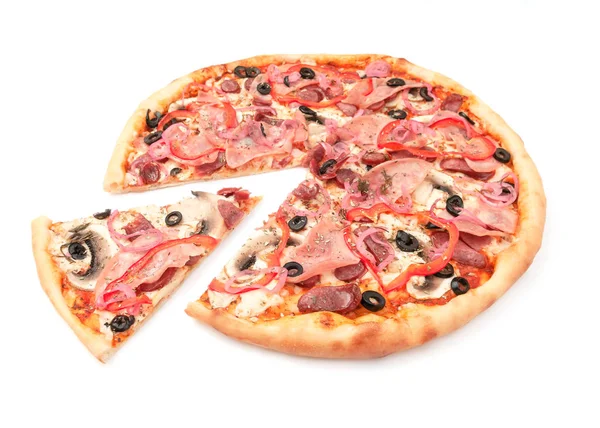 Pizza com cogumelos frescos, salsichas de caça, azeitonas, pimentas vermelhas, cebolas, queijo mussarela, presunto. Uma fatia é cortada da pizza. Fundo branco. Isolado. Close-up . — Fotografia de Stock