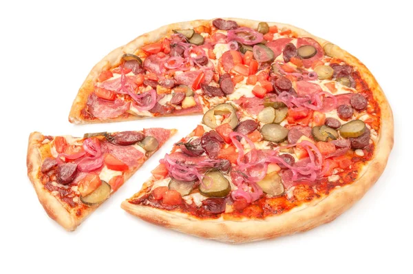 Pizza Com Salame Cobaskas Caça Fatias Tomate Pepinos Conserva Cebolas — Fotografia de Stock