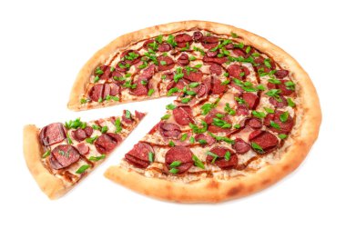 - Pizza. Mozzarella peyniri, pepperoni, sosis, pastırma, barbekü sosu ve yeşil soğanlı. Pizzadan bir parça kesilir. Beyaz arka plan. İzole edilmiş. Yakın plan..