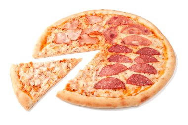 - Pizza. Tütsülenmiş et, tavuk, jambon, salam, mozzarella ve domates dilimleriyle. Pizzadan bir parça kesilir. Beyaz arka plan. İzole edilmiş. Yakın plan..