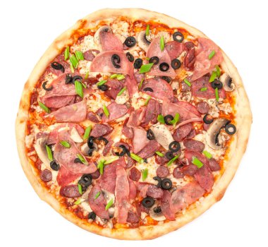 - Pizza. Salamlı, jambonlu, sosisli, mantarlı. Mozzarella peyniri, zeytin ve yeşil soğan. Yukarıdan bak. Beyaz arka plan. İzole edilmiş.