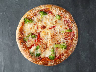 İtalyan pizza vejetaryeni. Brokoli, domates, soğan, domates sosu, mozzarella ve sulguni. Geniş bir taraf. Yukarıdan bak. Gri beton arka planda. İzole edilmiş.