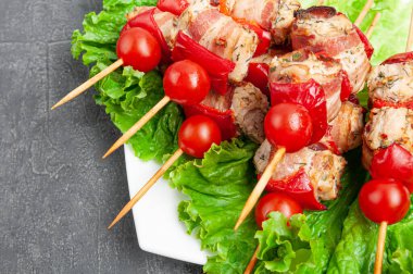 Pastırmalı ızgara tavuk fileto, domates, tatlı biber ve marul. Beyaz bir tabakta. Yukarıdan bak. Yakın plan..