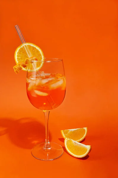 Aperol Spritz Cocktail Num Cálice Vidro Com Gelo Tubo Vidro — Fotografia de Stock