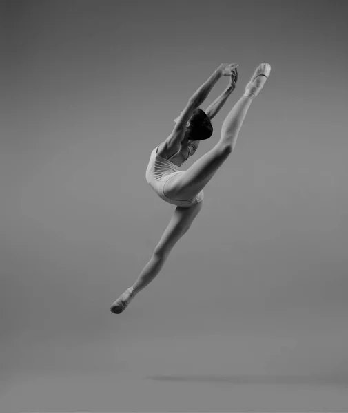 Bailarina Fazendo Cordel Salto — Fotografia de Stock
