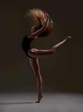 Uzun saçlı balerin dans ediyor. 