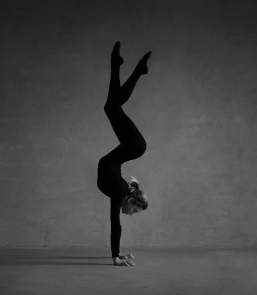Gymnaste Flexible Costume Noir Posant Photo Noir Blanc — Photo