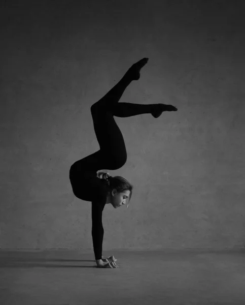 Flexible Gymnast Black Costume Posing Black White Photo — Stock Photo, Image