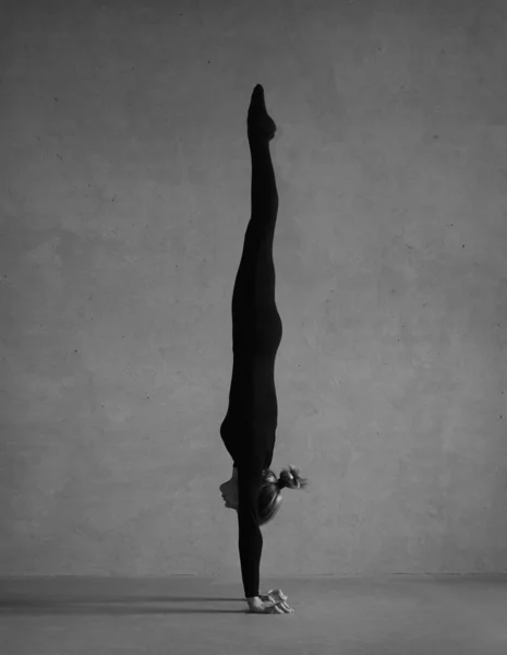 黒の衣装を着た柔軟な体操選手 白黒写真 — ストック写真